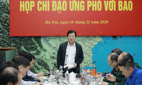 Bão số 12 vừa suy yếu, lại lo chống bão số 13 đang tăng tốc